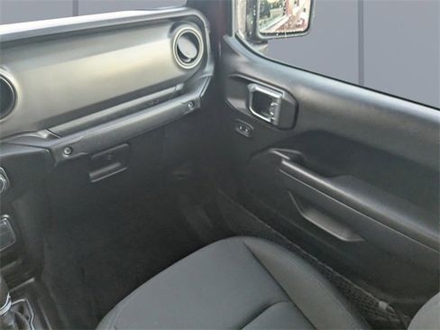 Used 2022 Jeep Gladiator Willys image 15
