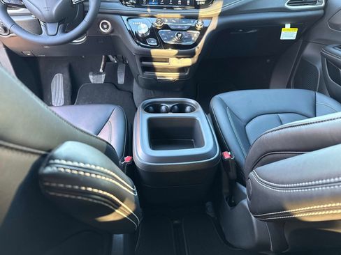 New 2026 Chrysler Pacifica Select image 16