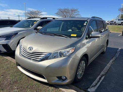 Used 2017 Toyota Sienna XLE image 13