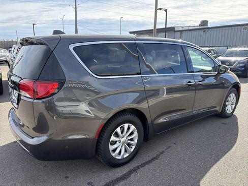 Used 2018 Chrysler Pacifica Touring Plus image 5