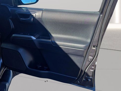 Used 2018 Toyota Tacoma TRD Off-Road w/ Technology Package image 24