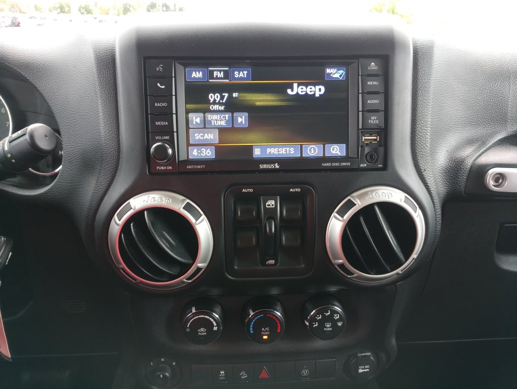 Used 2018 Jeep Wrangler Unlimited Sahara w/ Connectivity Group AWD/4WD image 25