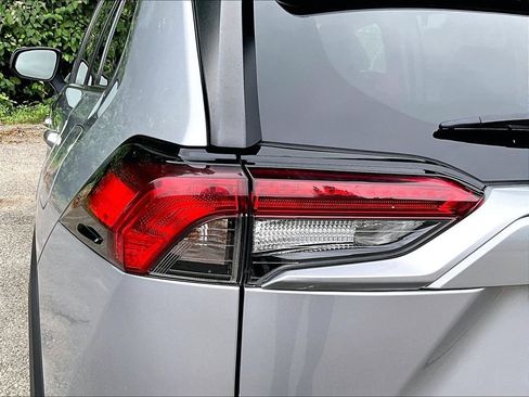 Certified 2022 Toyota RAV4 LE AWD/4WD image 31