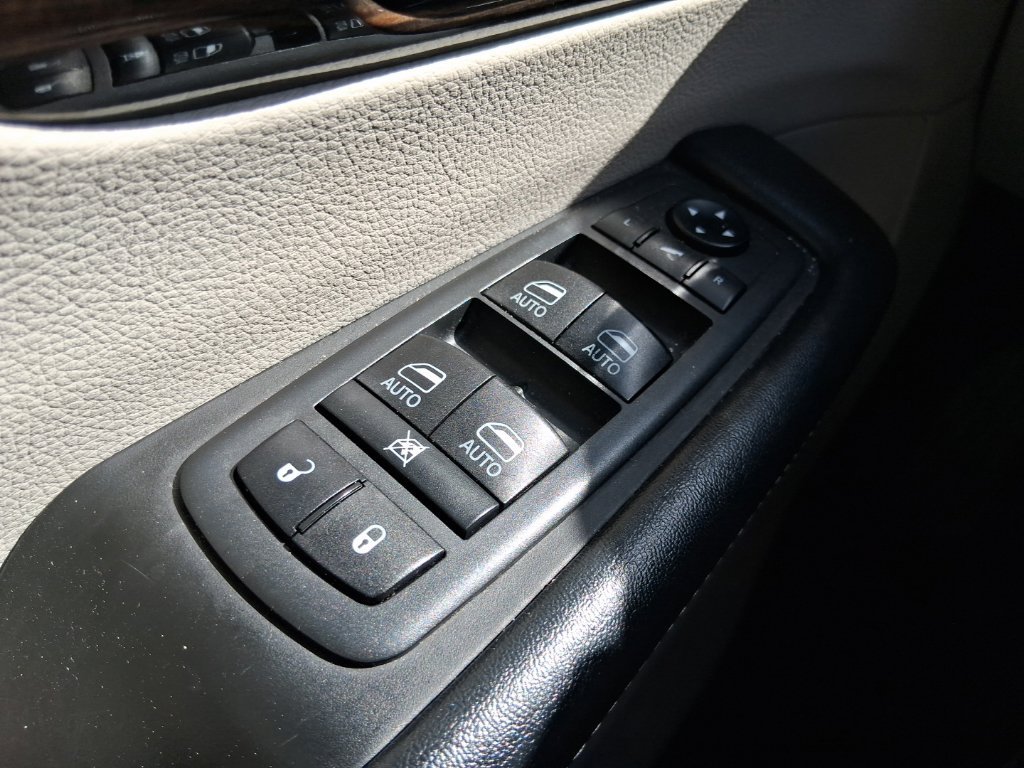 Used 2021 Chrysler Pacifica Limited AWD/4WD image 25
