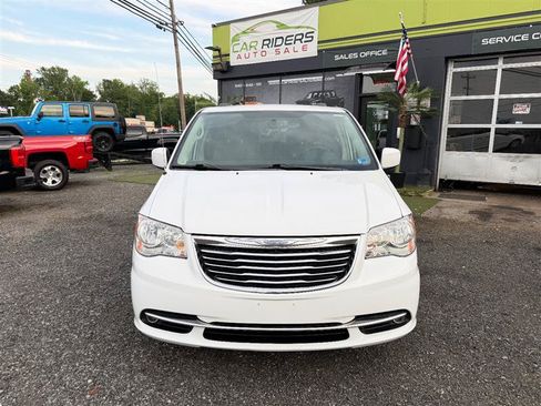 Used 2016 Chrysler Town & Country Touring FWD image 2