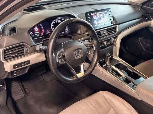 Used 2018 Honda Accord Touring image 2
