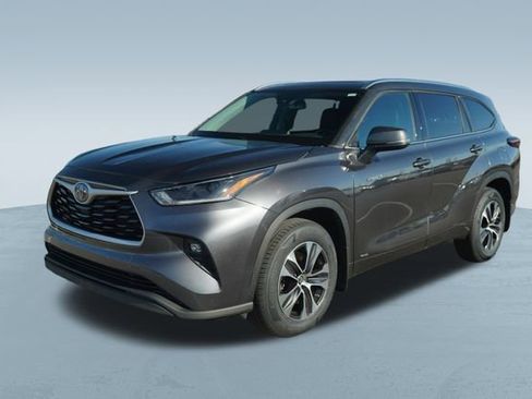 Used 2021 Toyota Highlander XLE image 3