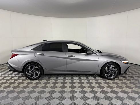 Used 2025 Hyundai Elantra Limited FWD image 6