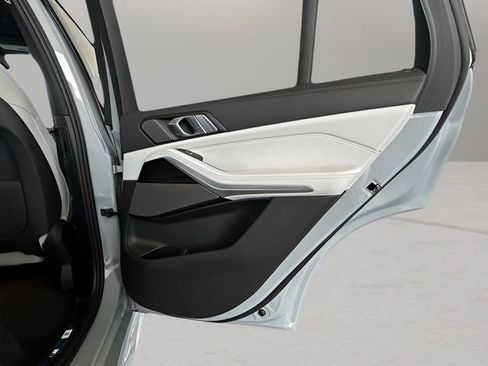 Used 2026 BMW X5 xDrive40i w/ M Sport Package image 32