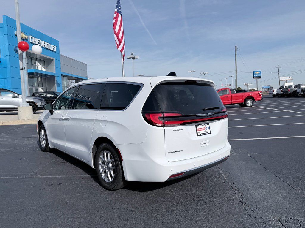 Used 2024 Chrysler Pacifica Touring-L FWD image 7