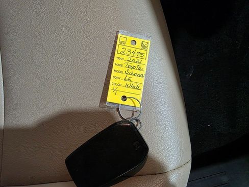 Used 2021 Toyota Sienna Limited image 42
