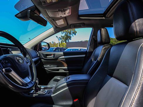Used 2018 Toyota Highlander XLE AWD/4WD image 9