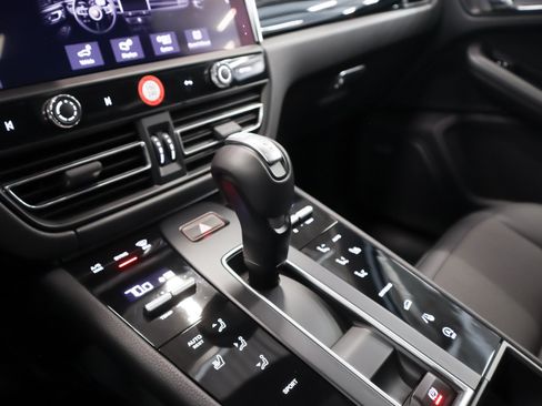 Certified 2026 Porsche Macan AWD/4WD image 15