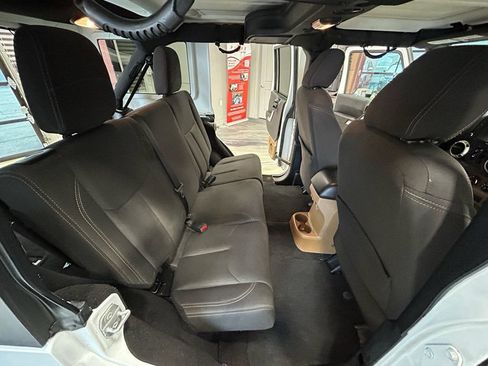 Used 2017 Jeep Wrangler Unlimited Rubicon w/ Connectivity Group AWD/4WD image 40