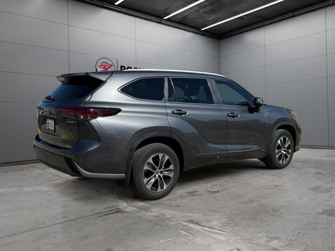 Certified 2024 Toyota Highlander XLE AWD/4WD image 5