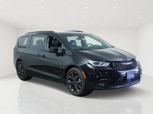 Used 2025 Chrysler Pacifica Limited FWD image 1