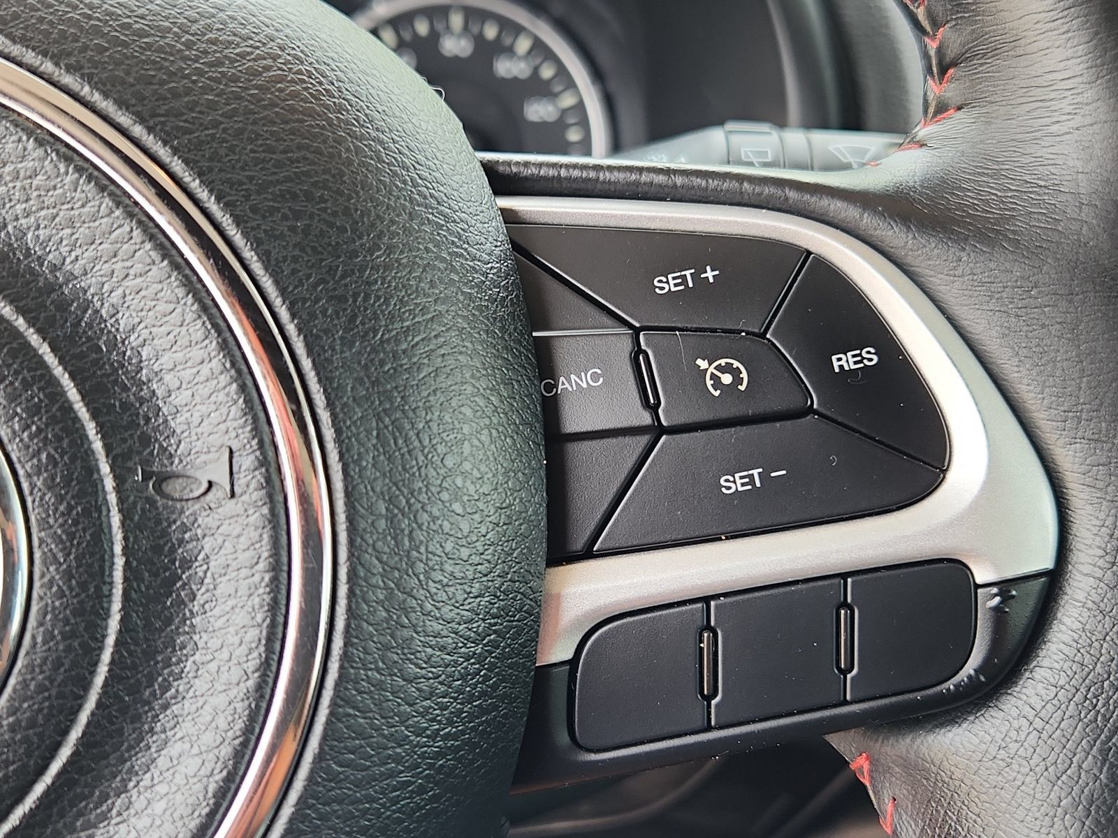 Used 2018 Jeep Renegade Trailhawk AWD/4WD image 21