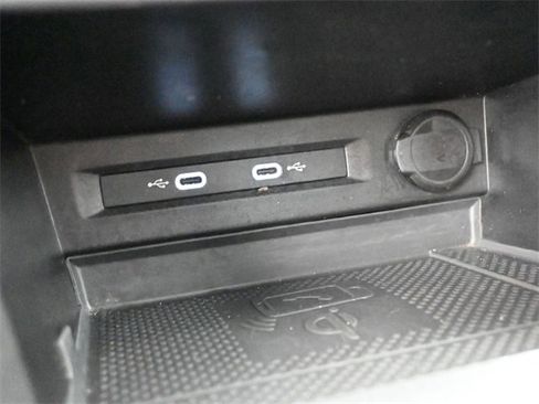 Used 2021 Volkswagen Tiguan SE image 9