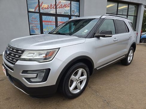 Used 2017 Ford Explorer XLT image 2