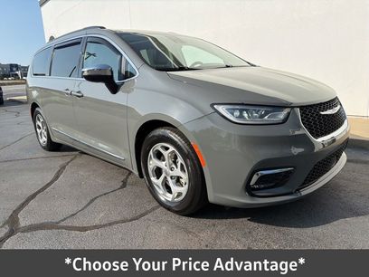 Used 2023 Chrysler Pacifica Limited w/ Uconnect Theater Family Group