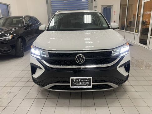 Certified 2022 Volkswagen Taos SE w/ Panoramic Sunroof Package image 6