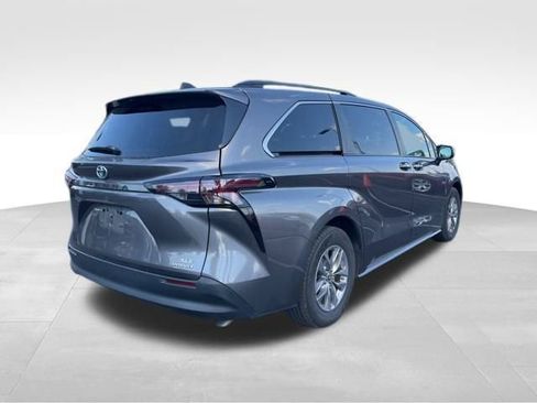 Used 2024 Toyota Sienna XLE image 7