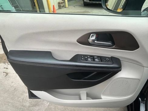 Used 2023 Chrysler Voyager LX FWD image 16