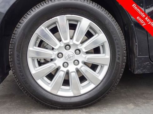 Used 2017 Toyota Sienna Limited Premium image 3