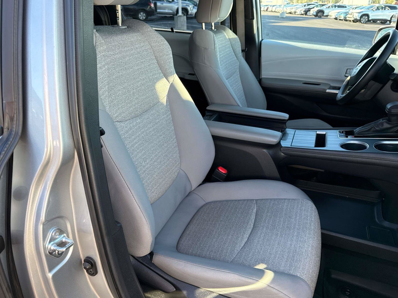 Used 2025 Toyota Sienna LE FWD image 18