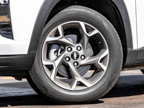 Used 2025 Chevrolet Trax LT w/ LT Convenience Package FWD image 6