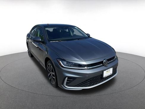 Used 2025 Volkswagen Jetta SE image 3