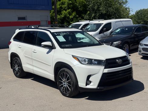 Used 2017 Toyota Highlander SE AWD/4WD image 2