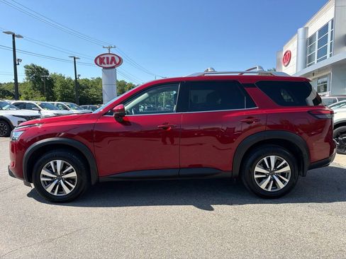Used 2023 Nissan Pathfinder SL AWD/4WD image 2