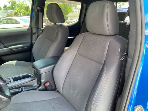 Used 2017 Toyota Tacoma TRD Sport w/ Tow Package (A/T) AWD/4WD image 8