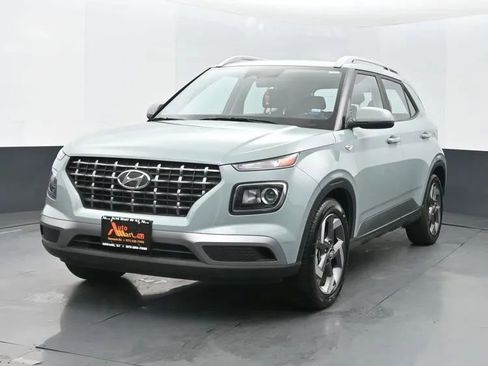 Used 2025 Hyundai Venue SEL image 1