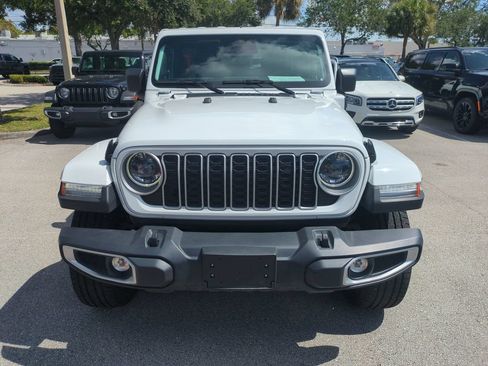 Used 2025 Jeep Wrangler Unlimited Sahara AWD/4WD image 4