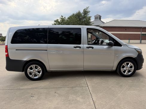 Used 2016 Mercedes-Benz Metris Passenger image 8