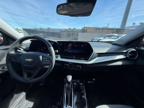 Used 2025 Chevrolet Trax LT image 32