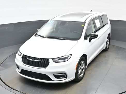 Used 2024 Chrysler Pacifica Limited image 34