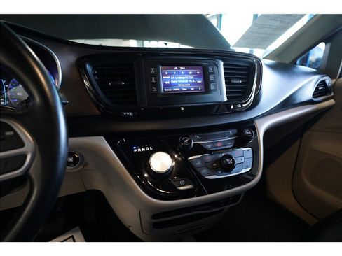 Used 2017 Chrysler Pacifica Touring-L image 20