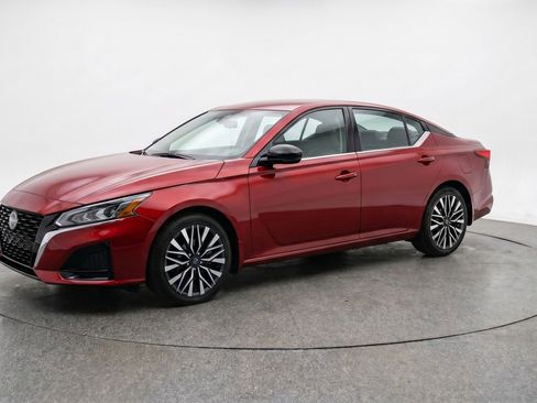 Used 2025 Nissan Altima 2.5 SV FWD image 3