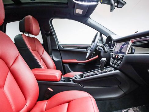 Used 2025 Porsche Macan Turbo image 19