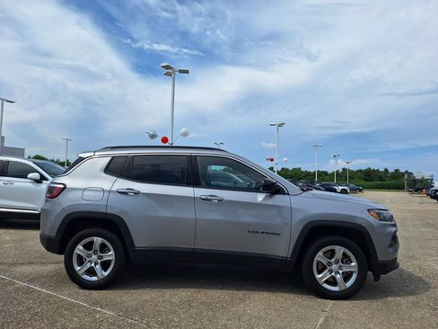 Used 2024 Jeep Compass Latitude AWD/4WD image 4