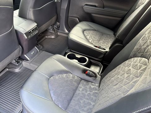 Certified 2025 Toyota Highlander XLE image 11
