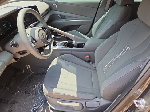 Used 2025 Hyundai Elantra Hybrid w/ Cargo Package FWD image 7