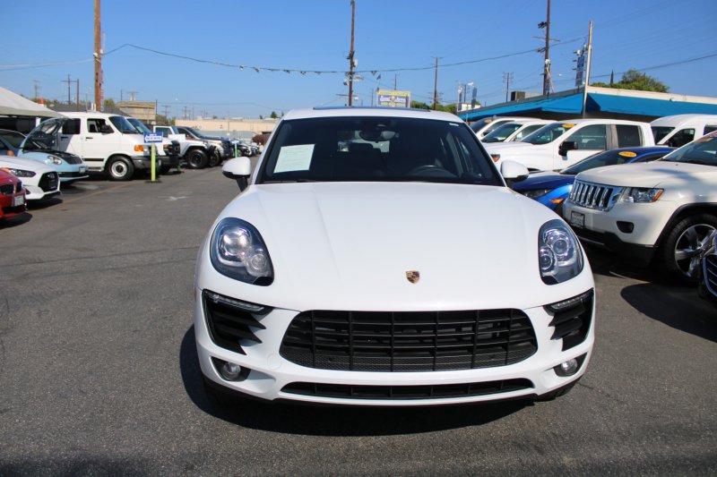 Used 2018 Porsche Macan AWD/4WD image 2