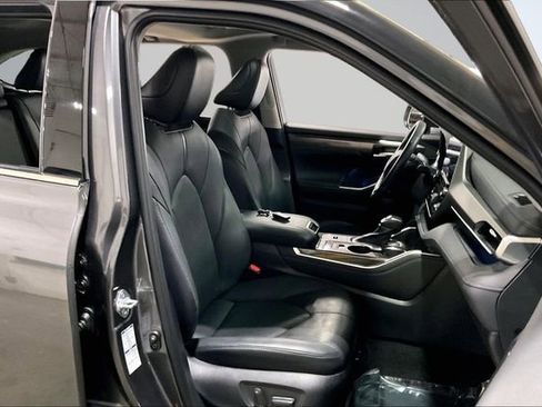 Used 2021 Toyota Highlander Limited image 9