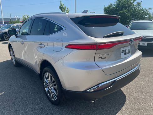 Used 2022 Toyota Venza image 5