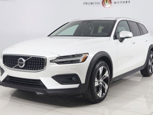 Used 2024 Volvo V60 B5 Cross Country Plus image 5