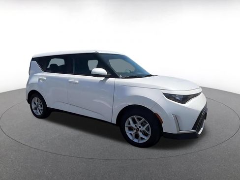 Used 2025 Kia Soul LX w/ LX Technology Package FWD image 2